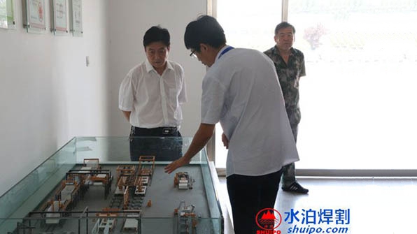 蘇主任聽取鑫能鋁廂生產線匯報 蘇主任聽取鑫能鋁廂生產線匯報